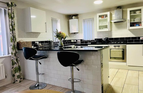 Belle Vue House | Stylish 4-Bed Retreat – 15 Mins to AO Arena & Manchester City Centre!"