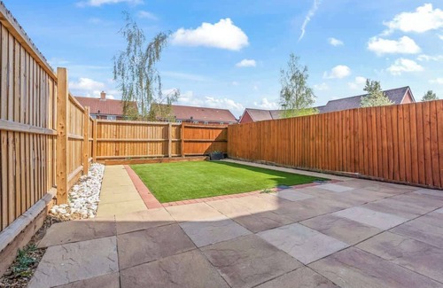St Neots House | Stylish 4 Bedroom House in St Neots w Free Parking
