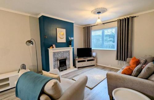 Balderton House | Stylish 4-Bedroom Retreat, Parking, WiFi & Garden, Great for Families