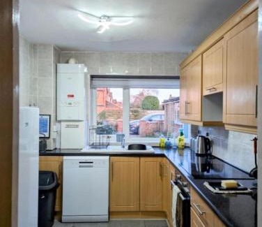 Balderton House | Stylish 4-Bedroom Retreat, Parking, WiFi & Garden, Great for Families