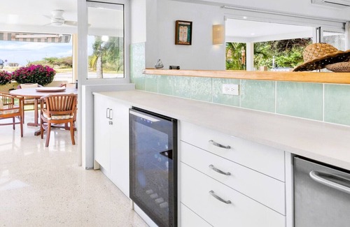 Malmok Villa | Stylish 4-Bedroom Seafront Getaway at Pelican Beach House by Bocobay