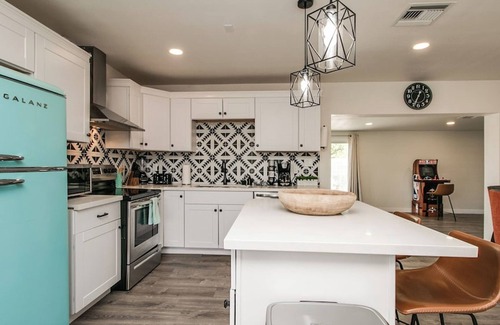 Paradise Valley Village House | Stylish 4 Bedroom w/Pool Table, Games & Garage
