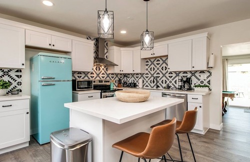 Paradise Valley Village House | Stylish 4 Bedroom w/Pool Table, Games & Garage
