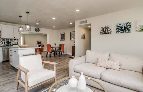 Paradise Valley Village House | Stylish 4 Bedroom w/Pool Table, Games & Garage