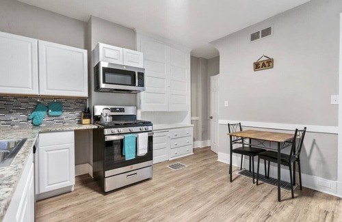 Bloomfield House | Stylish 4BR Downtown Pitt-Walk Everywhere+King bed
