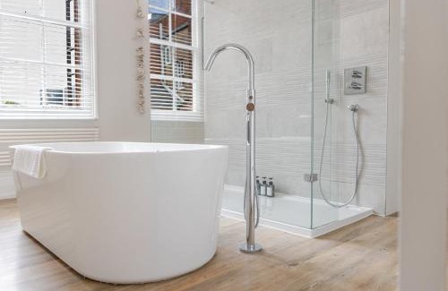 Leamington Spa Apartment | Stylish 5-Bed Townhouse in Prime Leamington Spa
