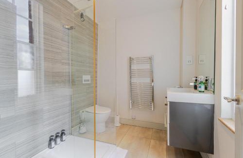 Leamington Spa Apartment | Stylish 5-Bed Townhouse in Prime Leamington Spa