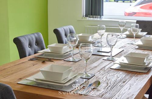 Blyth House | Stylish 5BR Contractor Stay - Work & Business - Parking