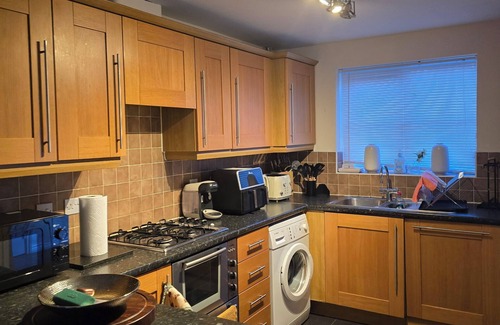 Leighton Buzzard House | Stylish 5BR Retreat: w/King Bed,3Baths and WC,Free Parking -Sleeps 9 Comfortably