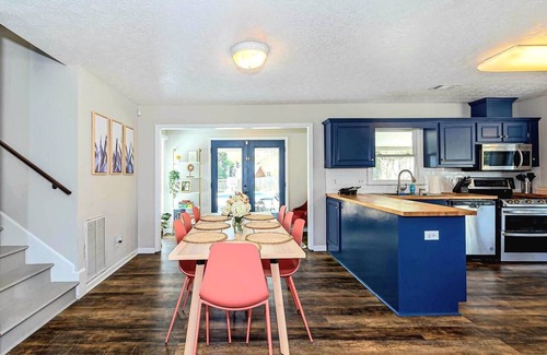 Fortson House | Stylish 5BR Split-Level Spacious Oasis w/Pool, BBQ & Game Room