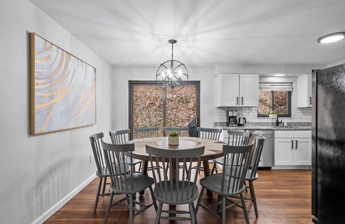 Wexford House | Stylish & Accessible 6Bd Home in Wexford/Pittsburg