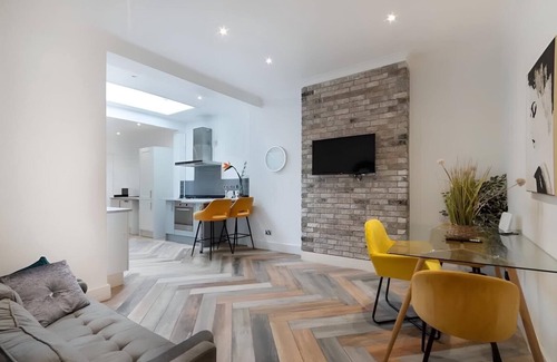 Woodside Apartment | Stylish Amber retreat