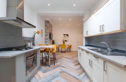 Woodside Apartment | Stylish Amber retreat