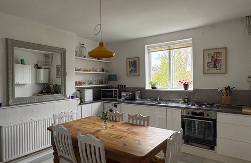 Brent Apartment | Stylish and comfy flat with two large bedrooms, close to Notting Hill