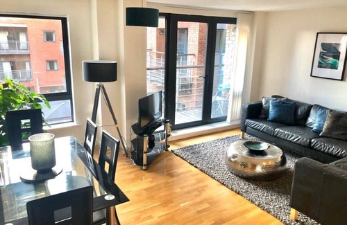 RopeWalks Apartment | Stylish and cosy Liverpool city centre apartment