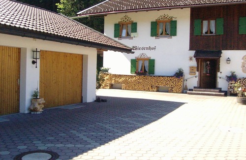 Kruen House | Stylish and cozy holiday home in Klais with terrace and garden, near MIttenwald.