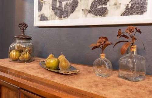 Pittsburgh Apartment | Stylish and Refined with Easy City Access