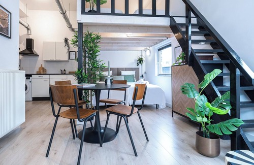 Tilburg Apartment | Stylish and spacious open loft with double sleeping areas in the heart of Tilburg. Modern, bright, and fully equipped with kitchen, fast WiFi, smart TV, and workspace — perfect for a city getaway or comfortable workation.