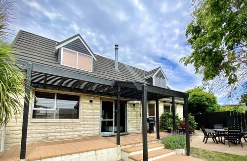 Lowburn House | Stylish and sunny cottage in Cromwell