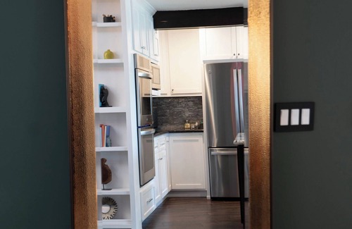 Twin Peaks Cabin | Stylish and Unique Mid-Century Mountain Escape. Pet-Friendly!