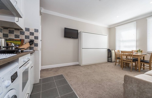 Brondesbury Park Apartment | Stylish apartment 12 minutes by tube from Oxford Street free WIFI and Ac