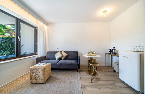 Lana Apartment | Stylish Apartment “Goldfinger Unique Suite” with Mountain View and Pool