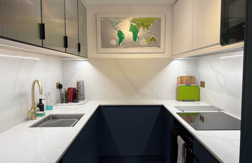 Campden Apartment | Stylish apartment minutes away from Hyde Park and Notting Hill Gate Station.