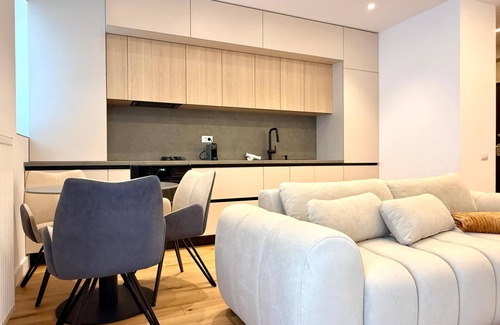 Bucharest Apartment | Stylish apartment on Lake Pantelimon with private parking space