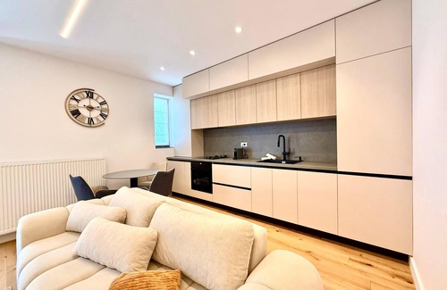 Bucharest Apartment | Stylish apartment on Lake Pantelimon with private parking space