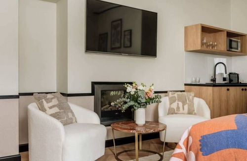 Srodmiescie Hotel | Stylish Apartment with a Garden View