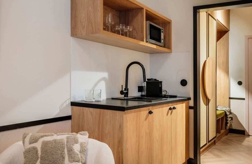 Srodmiescie Hotel | Stylish Apartment with a Garden View