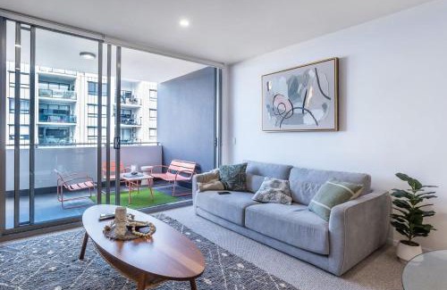 West End Apartment | Stylish Apartment with Rooftop Pool