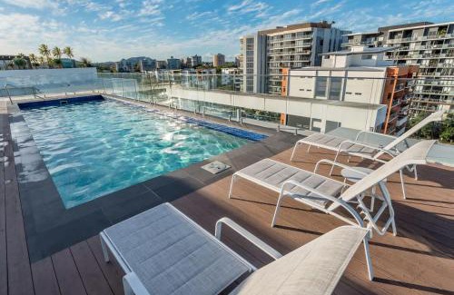 West End Apartment | Stylish Apartment with Rooftop Pool