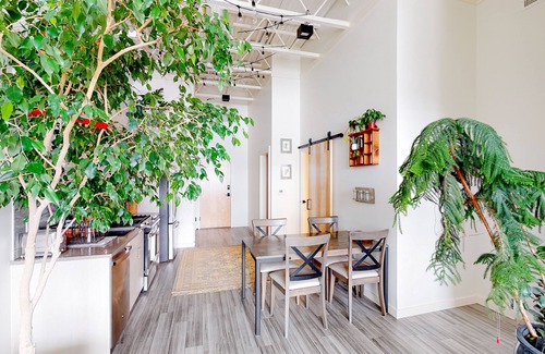Bozeman Apartment | Stylish apartment with mountainview, balcony, washer/dryer, WiFi, & Netflix