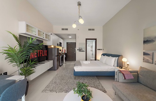 Dubai Apartment | Stylish Apt with a Gym, Pool, BBQ area, Badminton Court