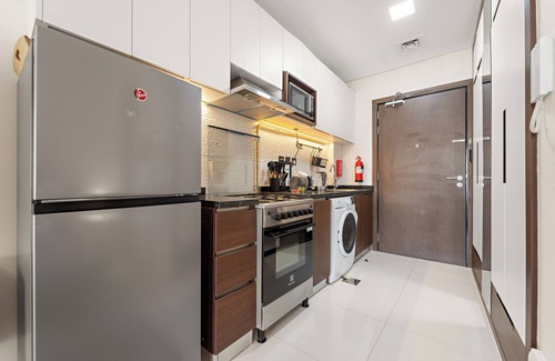 Dubai Apartment | Stylish Apt with a Gym, Pool, BBQ area, Badminton Court