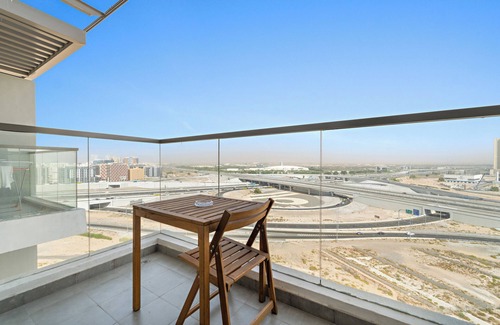 Dubai Apartment | Stylish Apt with a Gym, Pool, BBQ area, Badminton Court