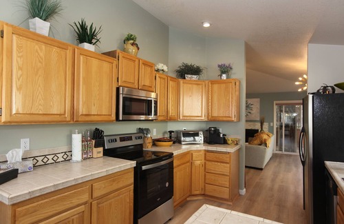Larkspur House | Stylish Artist's Home kids/dogs friendly by trail/park/indoor pool w/EV charger