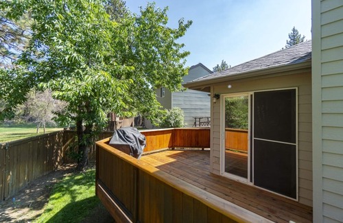 Larkspur House | Stylish Artist's Home kids/dogs friendly by trail/park/indoor pool w/EV charger