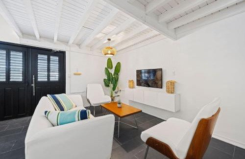 Esmeralda Apartment | Stylish Aruba Getaway, Close To Beach, Cozy For 2