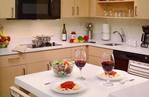 Sandy Springs House | Stylish Atlanta Stay! 3 Relaxing Units, Free Breakfast, Pets Allowed, Kitchen!