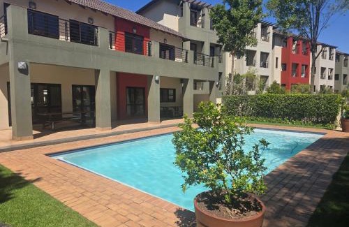 Lone Hill Apartment | Stylish Bachelor Pad in the Heart of Fourways