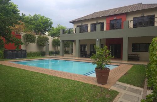 Lone Hill Apartment | Stylish Bachelor Pad in the Heart of Fourways