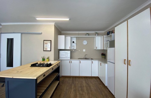 Kenridge Apartment | Stylish Bachelor Unit Getaway!