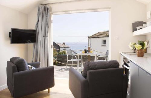 Gorran Haven House | Stylish Boatshed with Sea Views Private Parking