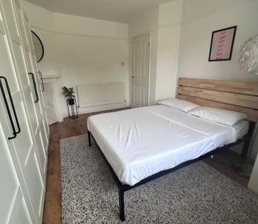 London Borough of Bromley Apartment | Stylish BR3 Flat Direct train to LDN Bridge and Waterloo and Charing X