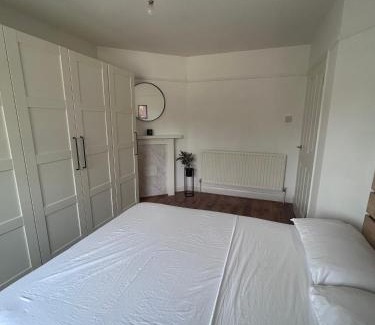 London Borough of Bromley Apartment | Stylish BR3 Flat Direct train to LDN Bridge and Waterloo and Charing X