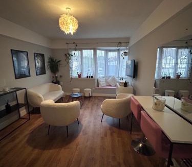 London Borough of Bromley Apartment | Stylish BR3 Flat Direct train to LDN Bridge and Waterloo and Charing X