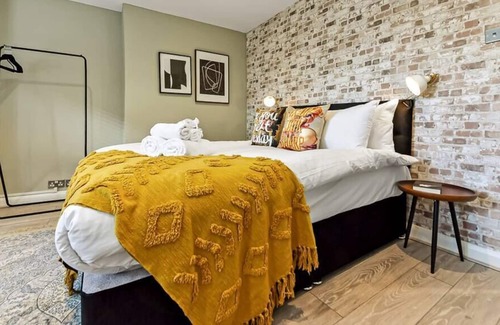 Brixton Hill Condo | Stylish Brick and Wood Flat w/ Abundance of Greenery