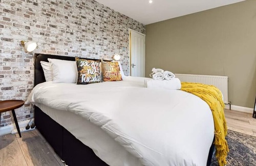 Brixton Hill Condo | Stylish Brick and Wood Flat w/ Abundance of Greenery